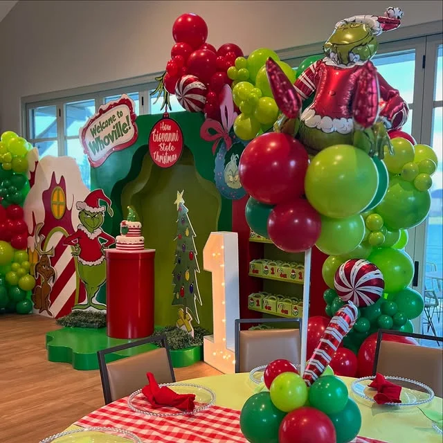 Grinch balloon garland with a foil Grinch balloon in a Santa hat
