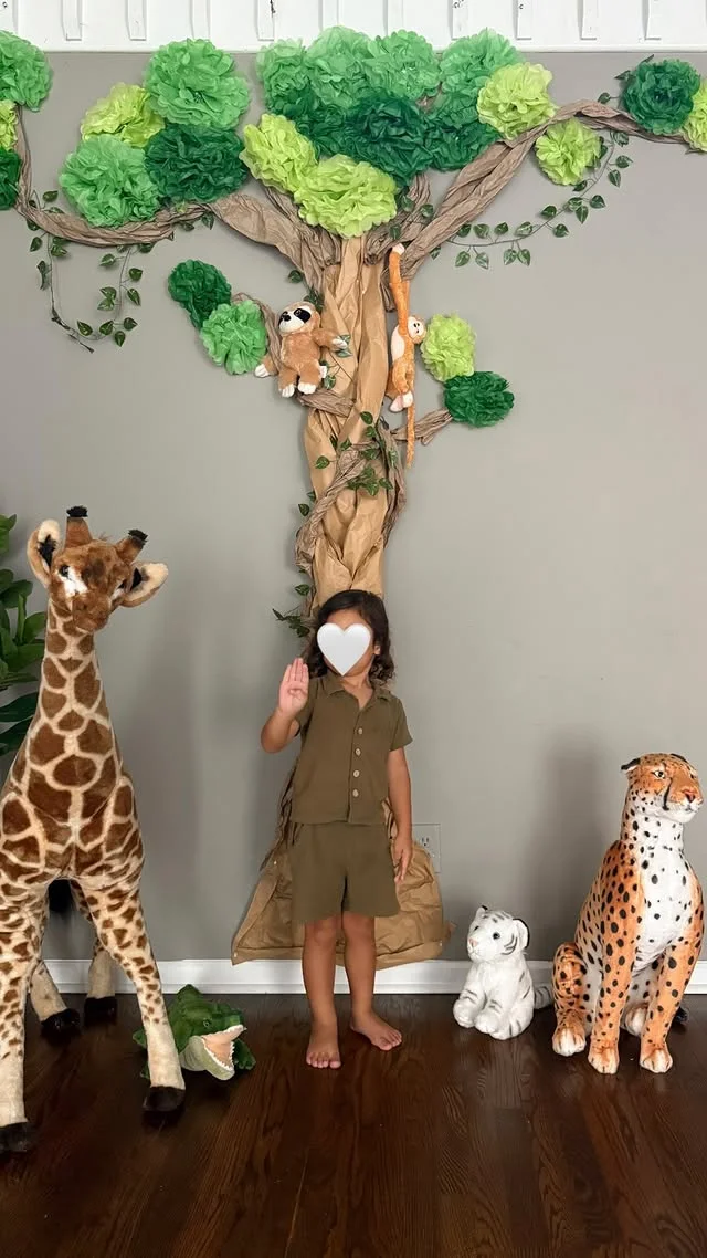 Jungle tree wall decoration with a giraffe and leopard cutouts